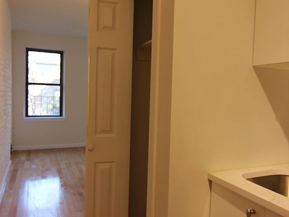 4th image of 425 W 45th St APT 4RW
