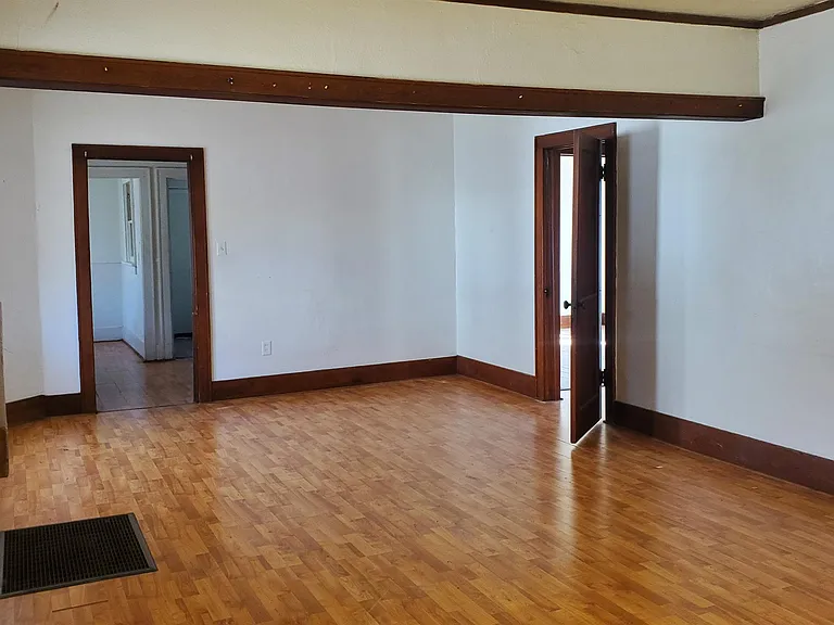 1009 N Grand Ave — Photo 3