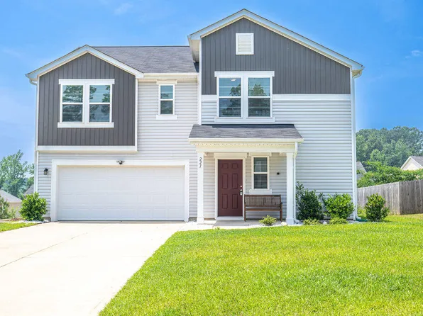 221 Hallow Oak St, Spring Lake, NC 28390