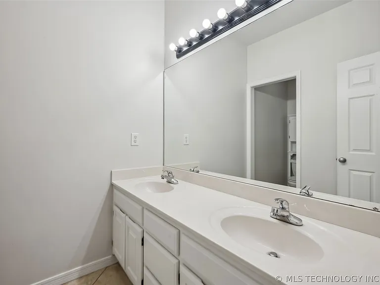 4308 W Broadway Ave N — Photo 25