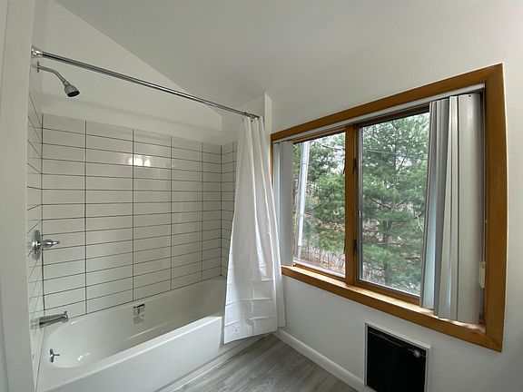 4th image of 242 Cantitoe St