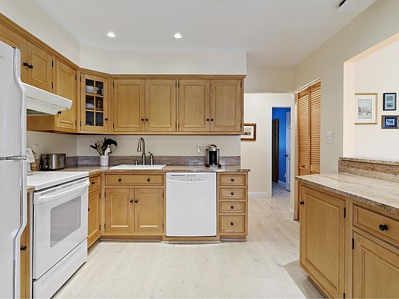 4th image of 10 Leland Ln Unit 5