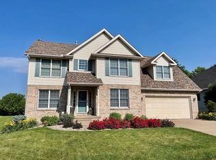 2038 Ashford Rd, Bettendorf, IA 52722