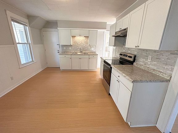 2nd image of 524 Cartier St #3