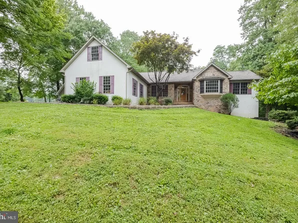 367 Woodcrest Rd, West Grove, PA 19390