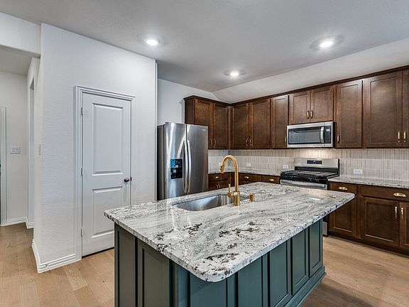 3rd image of 313 Thorn Creek Dr