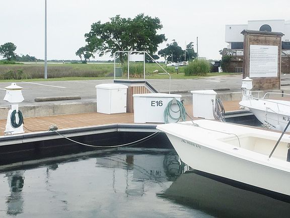 4th image of E-16 Harbor Marina Dr -30 Foot Slip