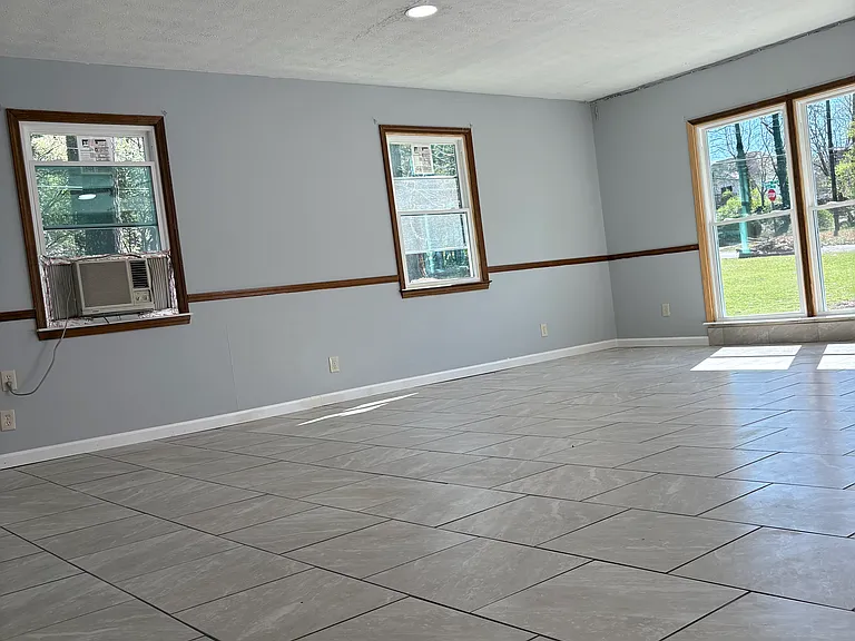 429 Strickland Ct — Photo 3