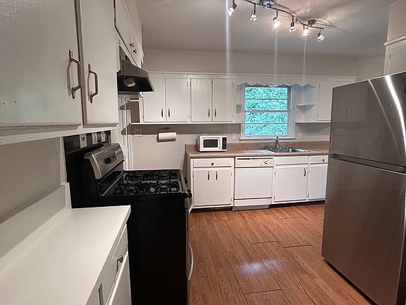 5th image of 633 Clairmont Cir #1