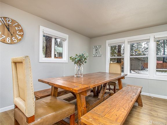 Spacious, open dining area. 