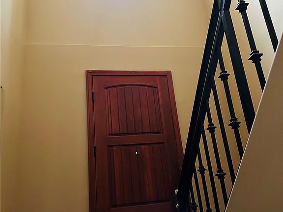 4th image of 5555 Carpenter Ave Unit 4