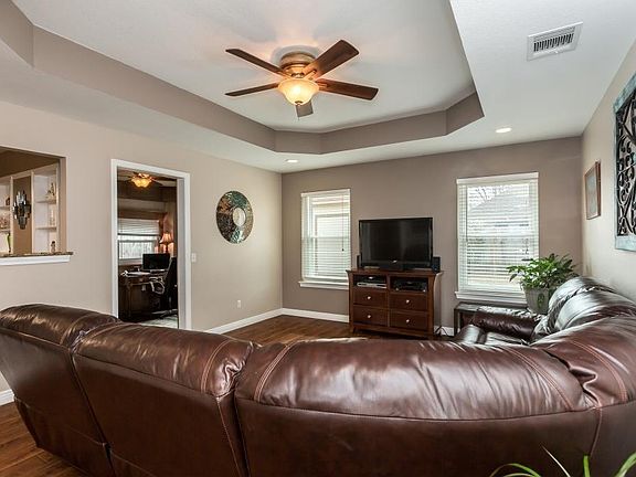 4th image of 608 Meadow Ln
