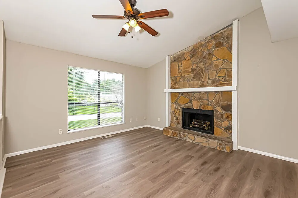 4 bed, 2.0 bath, 1822 sqft, $1,990 — Photo 4