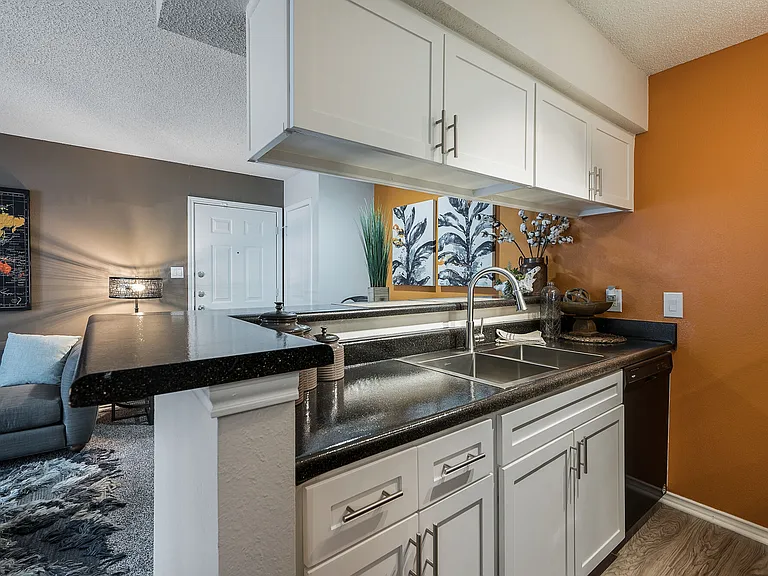 Chesapeake Apartments — Photo 9