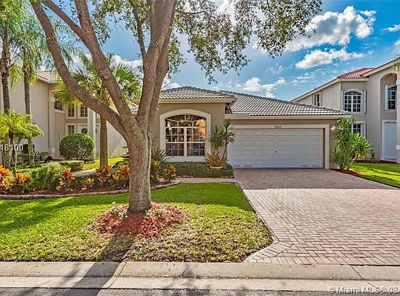 ELEGANT PAVERS ON DRIVEWAY & WALKWAY