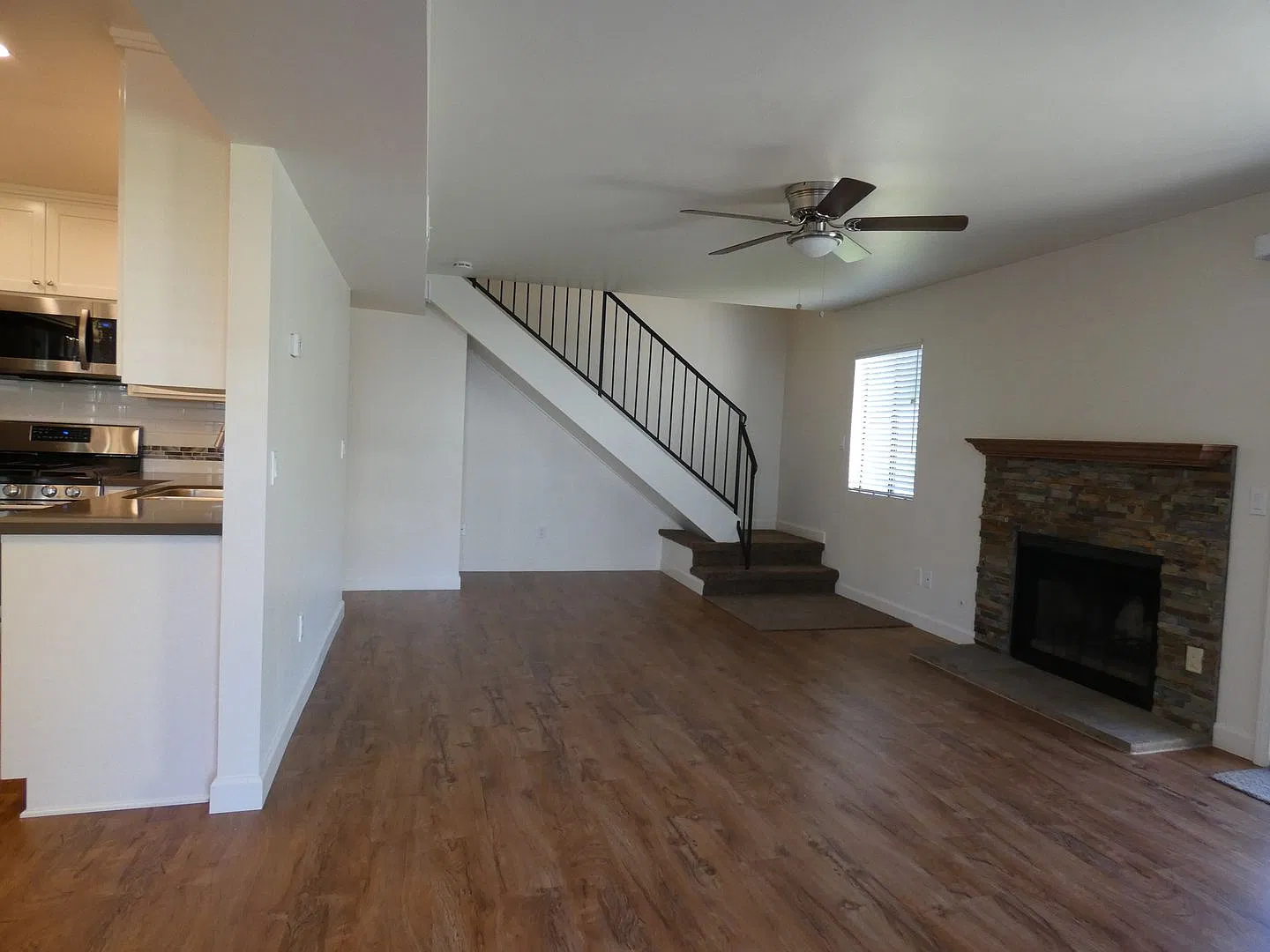 Beautifully remodeled condo, two story, 3 bedrooms, 2.5 baths — Photo 4