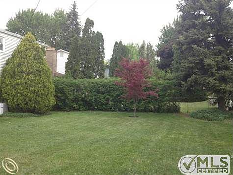 Large Fenced in Yard