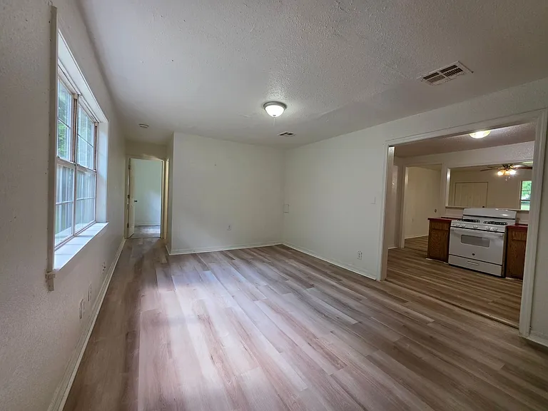 302 E Anna St — Photo 10