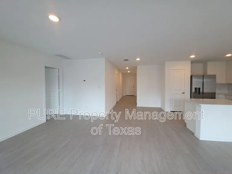 313 Stratus Ln — Photo 3