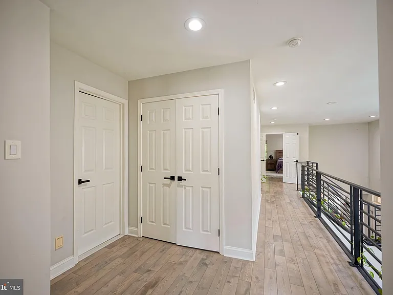 16 Buckingham Pl — Photo 32