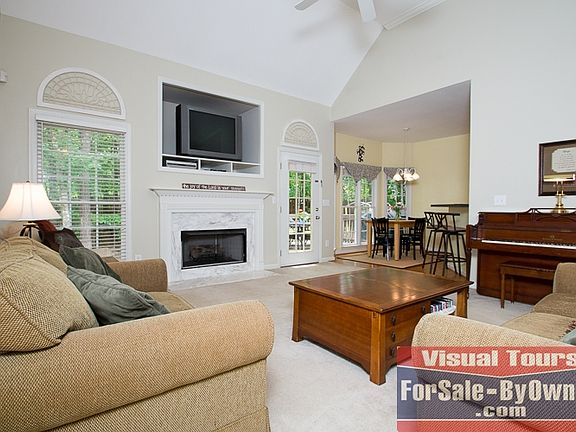 4th image of 189 Woodbury Dr