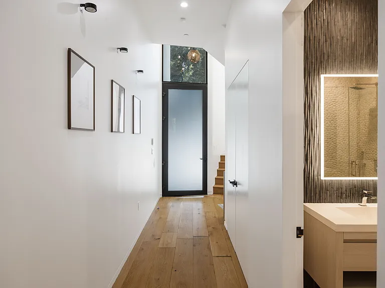 462 N Croft Ave — Photo 23