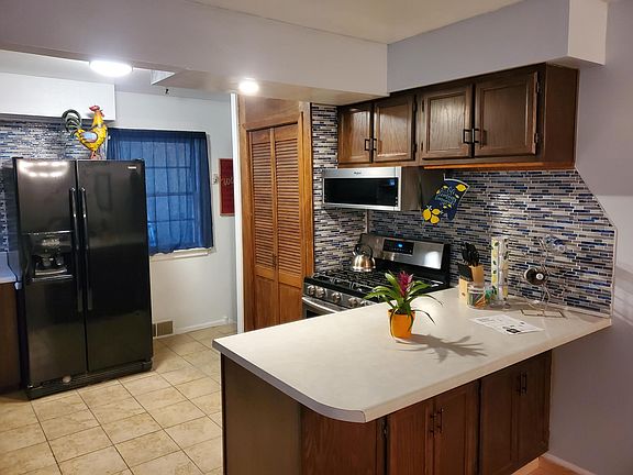 3rd image of 2525 Louise Ln