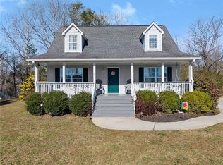 37 E Point Dr, Dahlonega, GA 30533