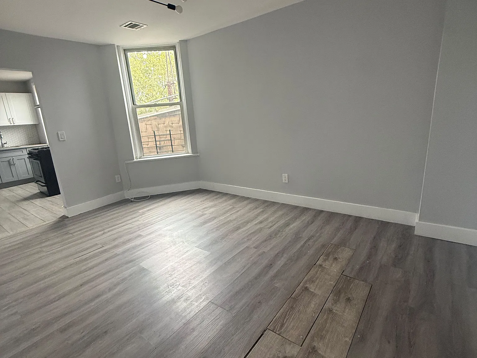 3 bed, 1000 sqft, $2,095 — Photo 2