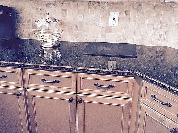 Tumbled marble backsplash ic