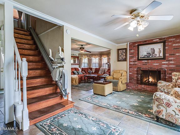 5th image of 215 Sunnyside Ave