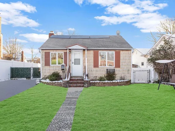 124 N Linden Street, Massapequa, NY 11758