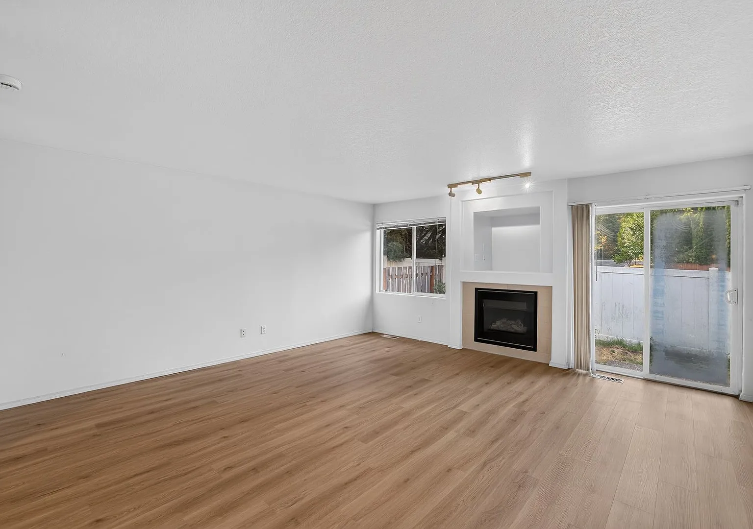 3 bed, 2.5 bath, 1513 sqft, $2,295 — Photo 3