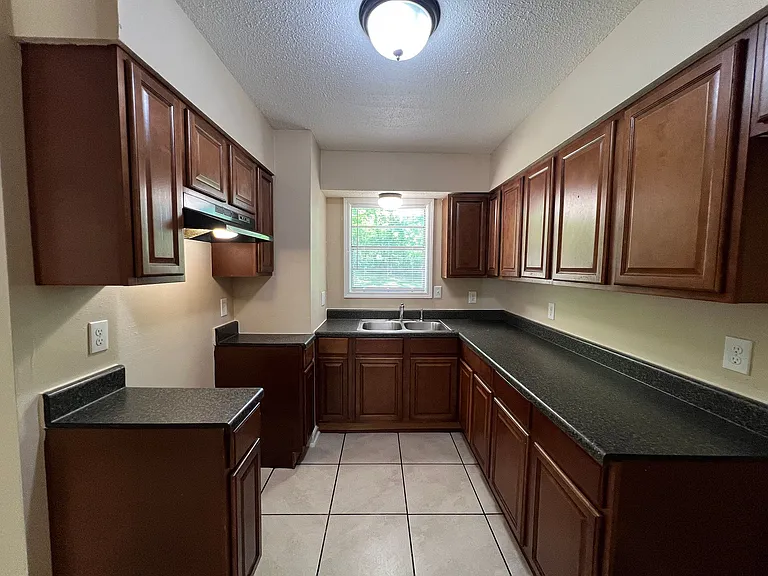724 Blackstone Ln — Photo 5
