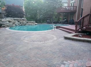 3809 Warwick Dr, Rochester Hills, MI 48309