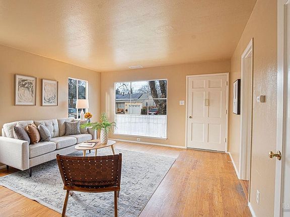3rd image of 714 Rosewood Avenue