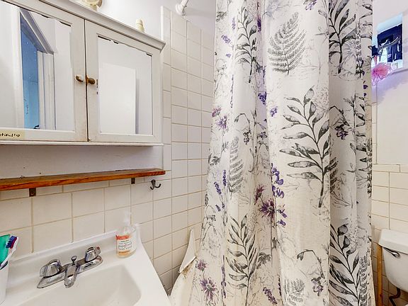 5th image of 337 E 49th St APT 22