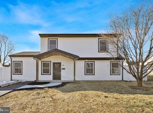 27 Almond Ln, Levittown, PA 19055