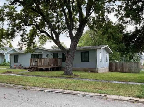 810 W 3rd St, Cameron, MO 64429