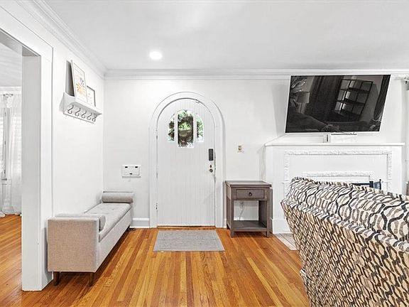 5th image of 301 E 66th St