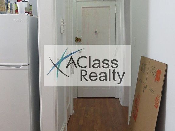 5th image of 3058 33rd St APT 3R