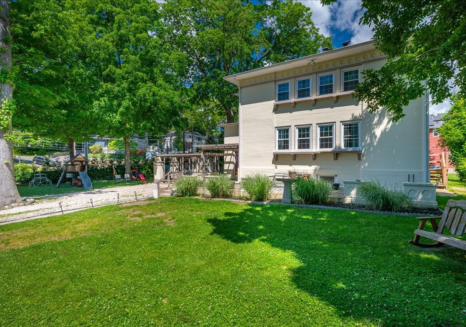 Rare opportunity to lease this Frank Lloyd Wright-inspired Colonial in the highly sought-after Ha... — Photo 4
