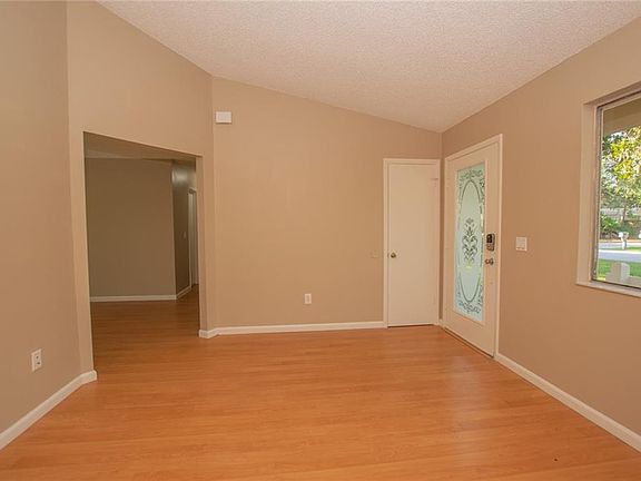3rd image of 1555 Maxwell Ln