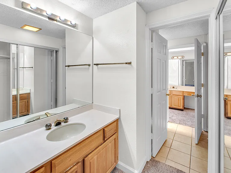 2324 W Newton St — Photo 3
