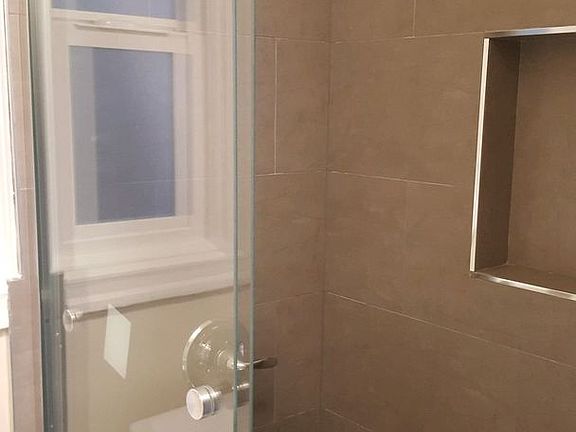 4th image of 721 40th St APT 17