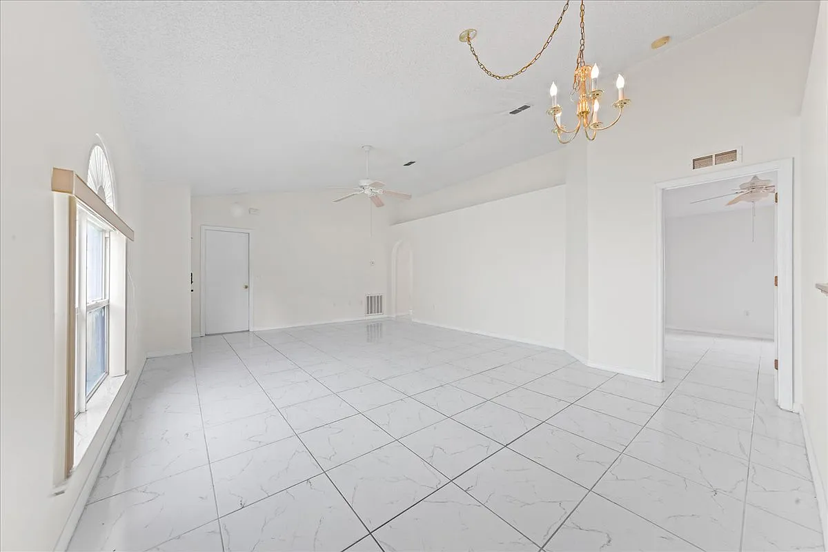 3 bed, 1292 sqft, $2,000 — Photo 3