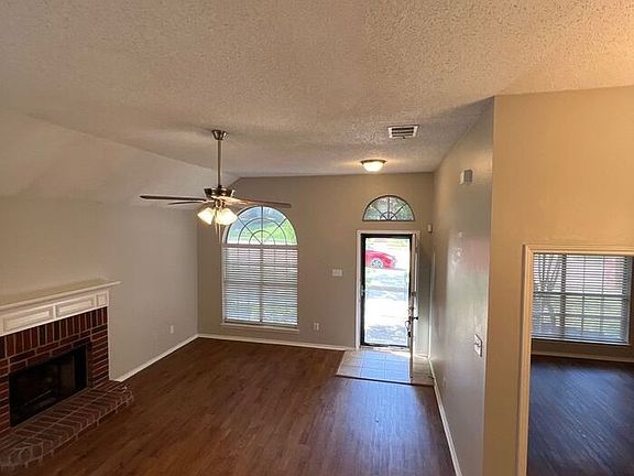 4th image of 541 Valley View Dr