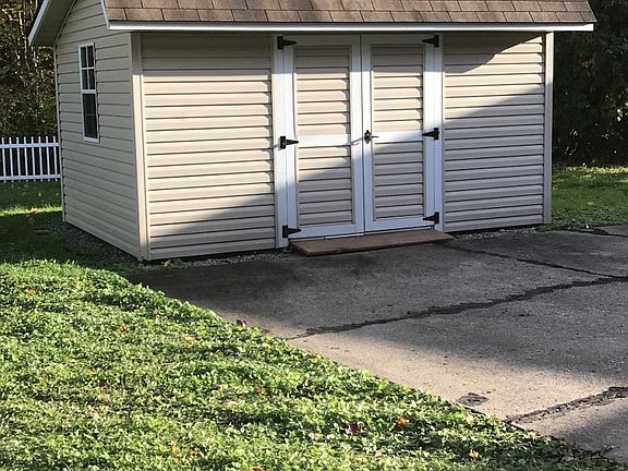 3rd image of 1014 1/2 Hadley Ln