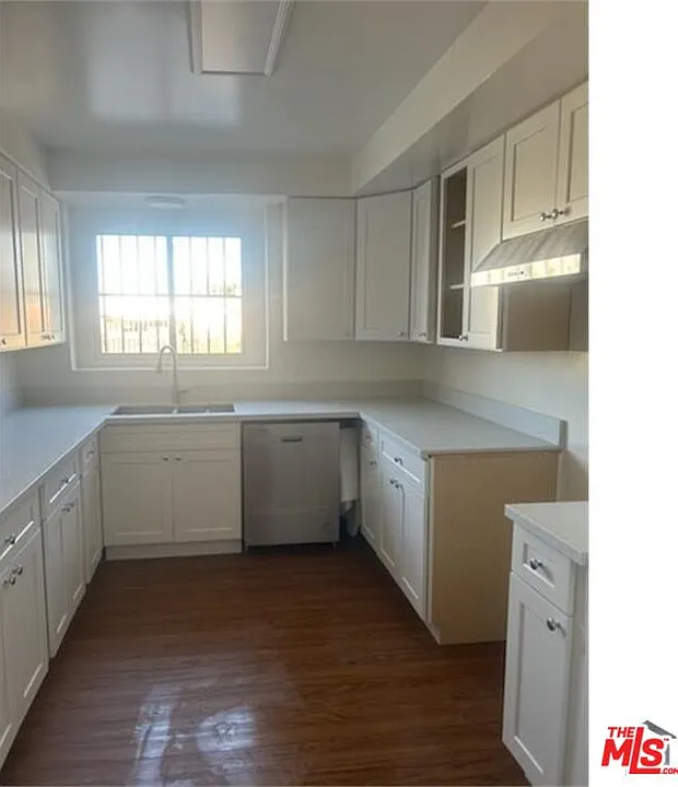 3 bed, 1.0 bath, 3000 sqft, $2,695 — Photo 2