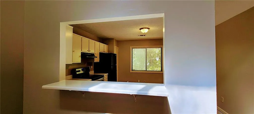 2 bed, 2.0 bath, 3384 sqft, $1,690 — Photo 4